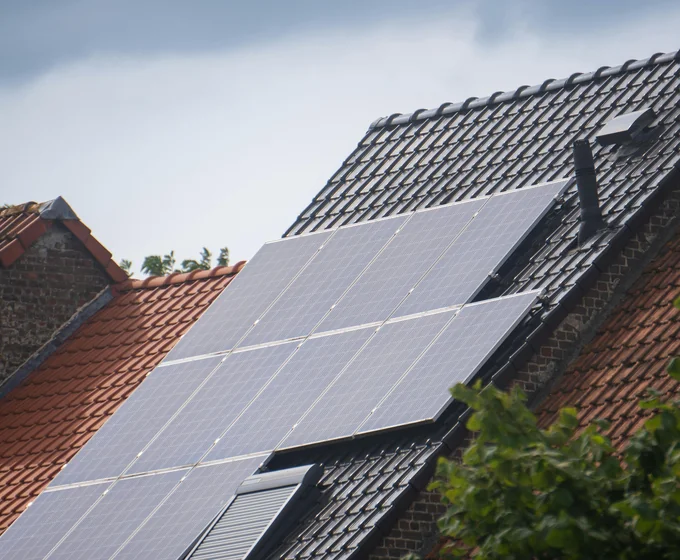 Installation professionnelle de panneaux solaires photovoltaïques par artisan certifié RGE